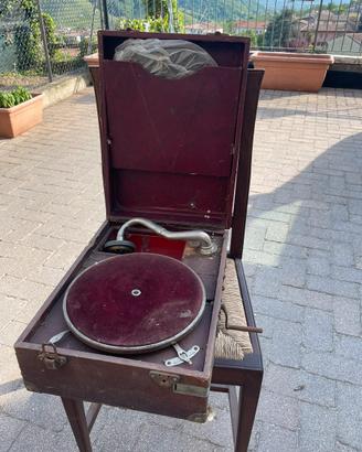 Vecchie televisioni e giradischi