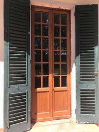 Porta a due ante a vetri in legno massello