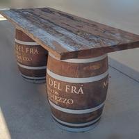 Tavolo rustico con botti in legno di rovere