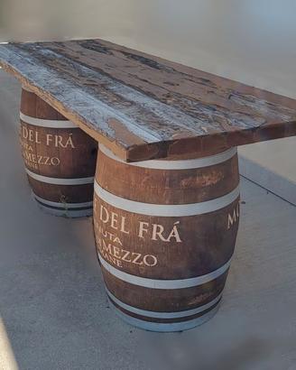 Tavolo rustico con botti in legno di rovere