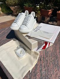 Mcqueen bianche e nere in camoscio