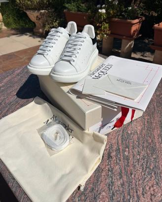 Mcqueen bianche e nere in camoscio