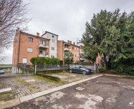 Bilocale al primo piano con balcone e garage.