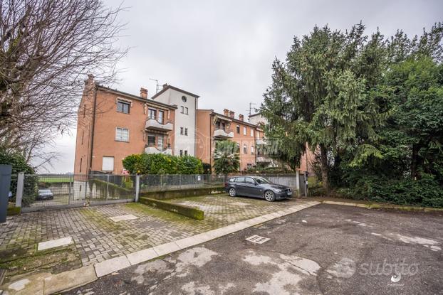 Bilocale al primo piano con balcone e garage.