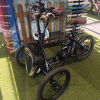 Bicicletta con due ruote anteriori elettrica