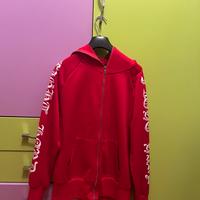 felpa rossa con scritte bianche