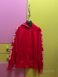 felpa rossa con scritte bianche