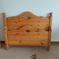  Letto,rete a doghe,comodino,sedia.