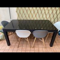 Tavolo in vetro con sedie