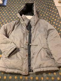 Piumino invernale con tasche e cappuccio