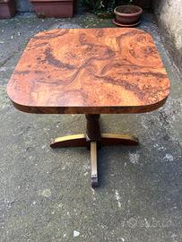 Tavolo in radica di noce e battuta in ottone