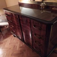 Mobile con cassetti e specchiera. Grande comò