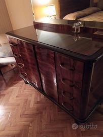 Mobile con cassetti e specchiera. Grande comò