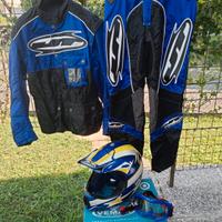 Casco e tuta fuoristrada 
