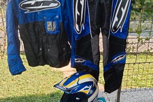 Casco e tuta fuoristrada 