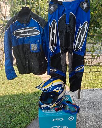 Casco e tuta fuoristrada 