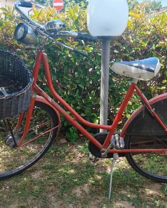 Bici da donna rossa con cestino vintage 
