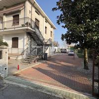 Porzione di bifamiliare con giardino privato - Qua