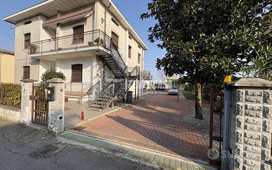 Porzione di bifamiliare con giardino privato - Qua