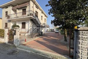 Porzione di bifamiliare con giardino privato - Qua