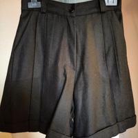 Pantaloncini neri in pannetto.