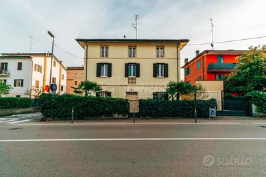 VILLA BI-TRI FAMILIARE, RISTRUTTURATA, CON CORTILE