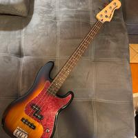 Basso Precision Squier by Fender