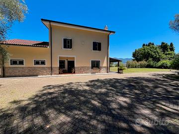 Azienda agricola con casali ed annessi agricoli