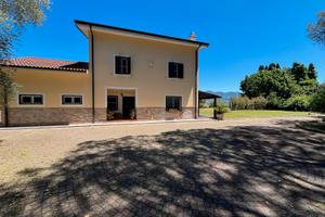 Azienda agricola con casali ed annessi agricoli