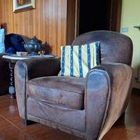 Due poltrone marroni in microfibra