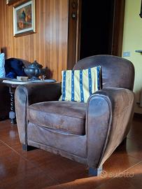 Due poltrone marroni in microfibra