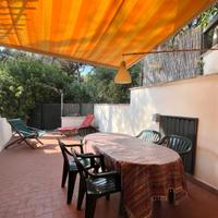 Immersa nella pineta dietro la spiaggia,