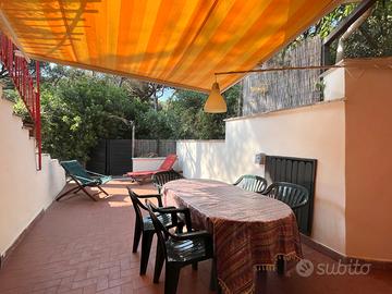 Immersa nella pineta dietro la spiaggia,