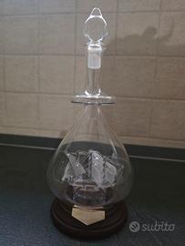 nave in bottiglia di vetro