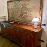 Credenza in legno + arazzo decorativo