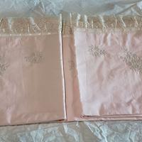 Lenzuolo e 4 cuscini ricamati a mano