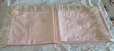 Lenzuolo e 4 cuscini ricamati a mano