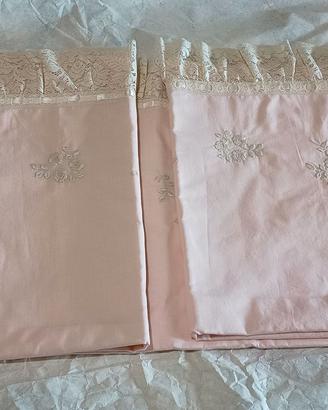 Lenzuolo e 4 cuscini ricamati a mano