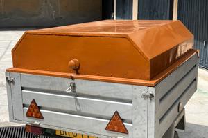 Carrello rimorchio auto con copertura rigida