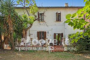 Villa di 300 m² con più di 5 locali a Monsampolo d