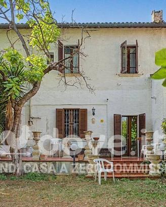Villa di 300 m² con più di 5 locali a Monsampolo d