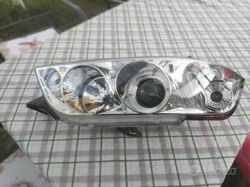 coppia di fanali anteriori