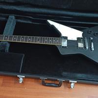 Schecter E-1 _tipo Explorer_ con custodia