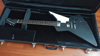 Schecter E-1 _tipo Explorer_ con custodia