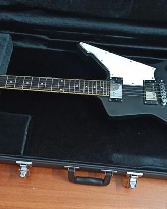 Schecter E-1 _tipo Explorer_ con custodia