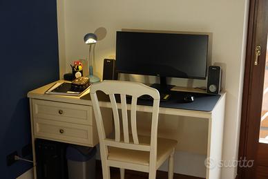 Scrivania e sedia