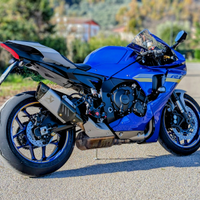 Yamaha YZF - R1 my 2021 no pista