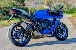 Yamaha YZF - R1 my 2021 no pista