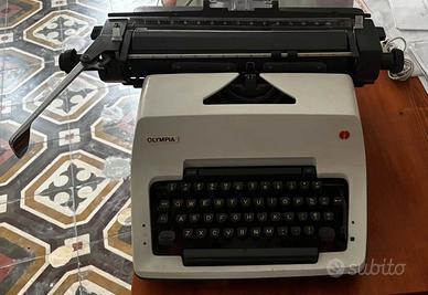 Macchina da scrivere Olympia funzionante.