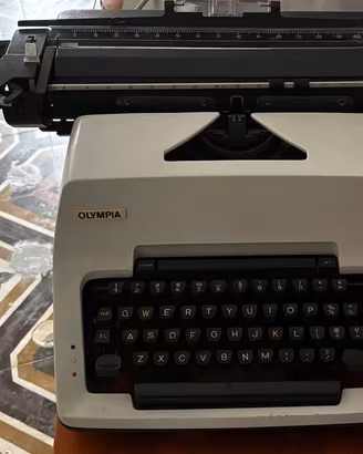 Macchina da scrivere Olympia funzionante.